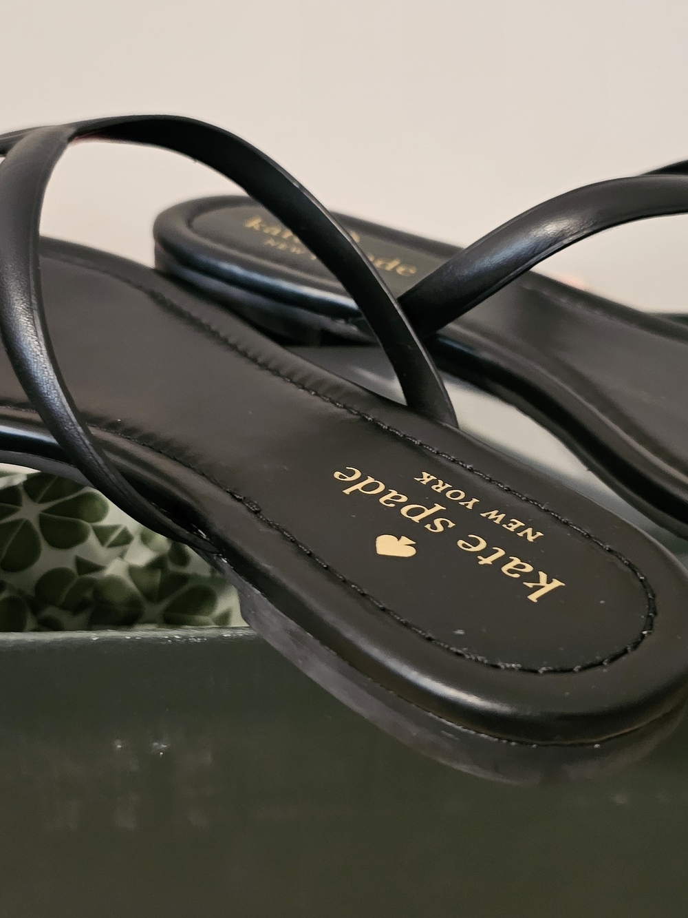 kate spade Pamela Nappa Black Thong Sandals New In Box - Picture 3 of 4